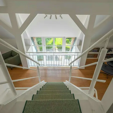 Дом отдыха Historic Thatched House At Sparow *