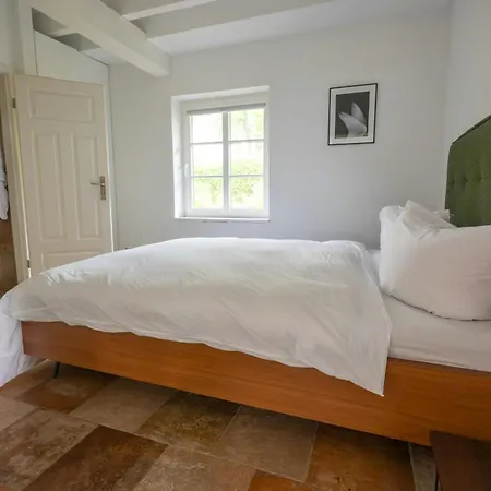 Дом отдыха Historic Thatched House At Sparow