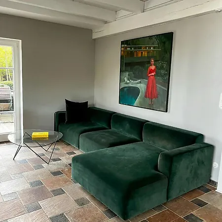 Дом отдыха Historic Thatched House At Sparow