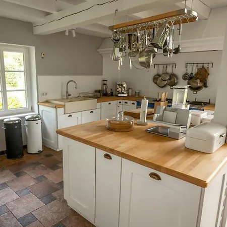 Дом отдыха Historic Thatched House At Sparow *